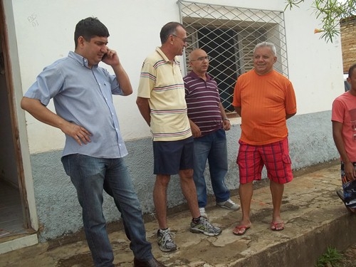 Povo do bairro faz festa com a chegada do asfalto - Imagem 3