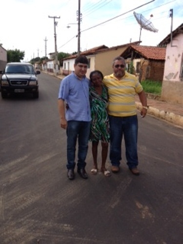 Povo do bairro faz festa com a chegada do asfalto - Imagem 4