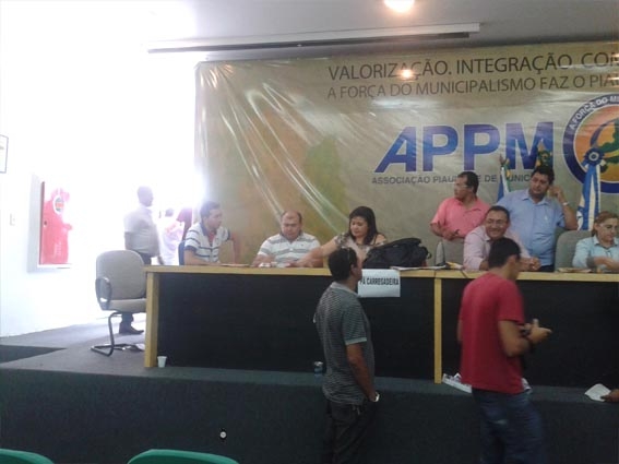 Máquinas do PAC 2 são entregues a 133 municípios piauienses na APPM - Imagem 3