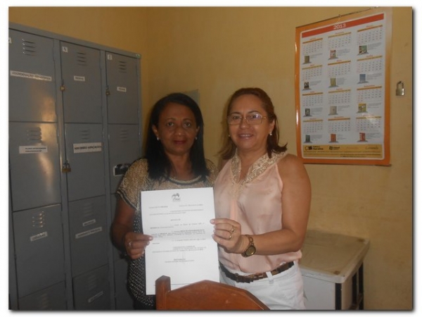 Secretária Municipal de Educação entrega portarias na Escola Manoel Ferreira Barbosa de Macedo - Imagem 3