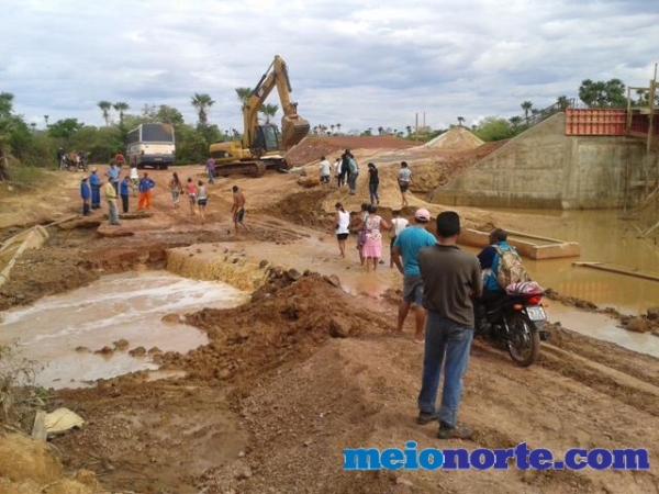 Obra inacabada deixa população revoltada e avisando: Vamos interditar a BR 222. - Imagem 7