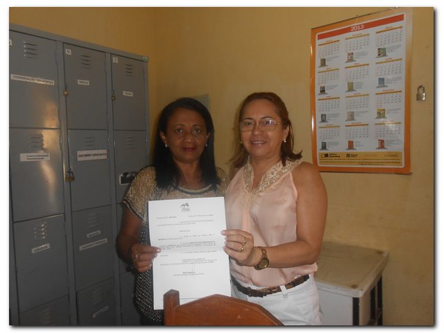 Secretária Municipal de Educação entrega portarias na Escola Manoel Ferreira Barbosa de Macedo