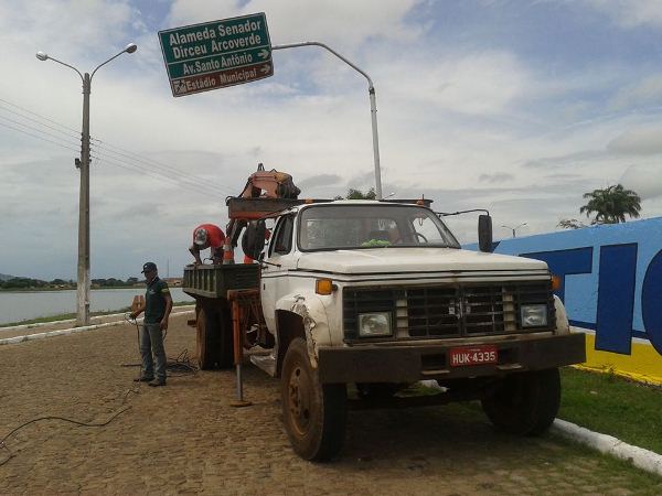Ruas e avenidas são novamente sinalizadas com placas. 