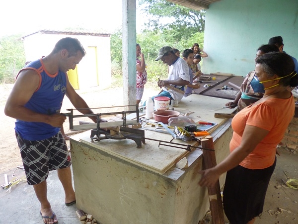 Moradores da Comunidade Estiva participam de Curso de Artesanato com talo de buriti - Imagem 1