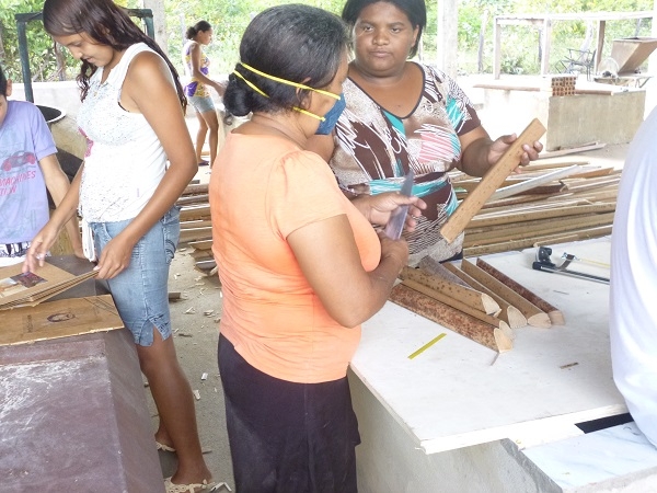 Moradores da Comunidade Estiva participam de Curso de Artesanato com talo de buriti - Imagem 2