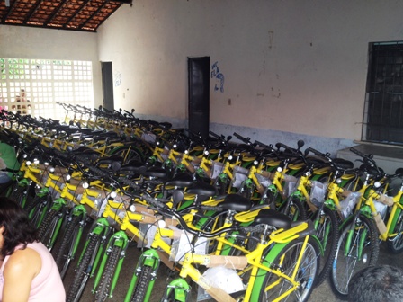 prefeito chico pereira Entrega bicicletas do programa pedala Piaui aos alunos do municipio da cidade