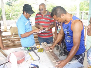 Moradores da Comunidade Estiva participam de Curso de Artesanato com talo de buriti 