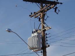 Chuvas provocam queda de fios de alta tensão deixando população sem energia 