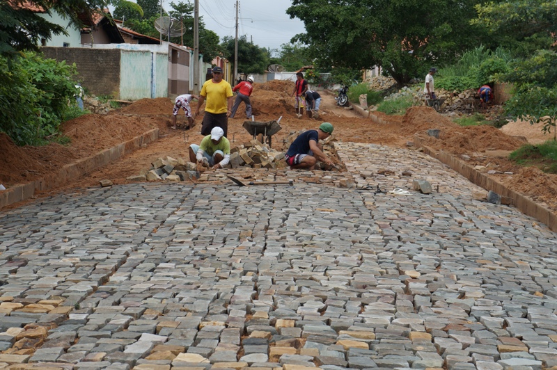 Prefeitura construirá calçamentos em várias ruas da cidade