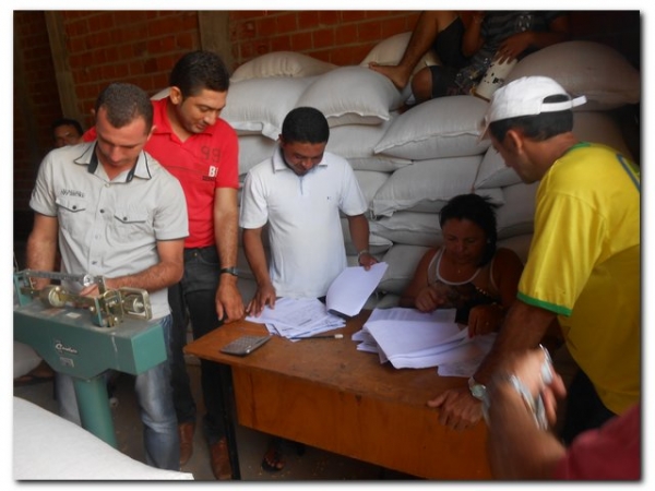 Secretaria Municipal de Agricultura em parceria com a CONAB distribui 106,5 toneladas de Milho para pecuaristas de Inhuma.  - Imagem 1
