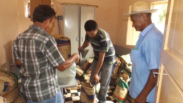 Entrega de sementes aos Agricultores Familiares 