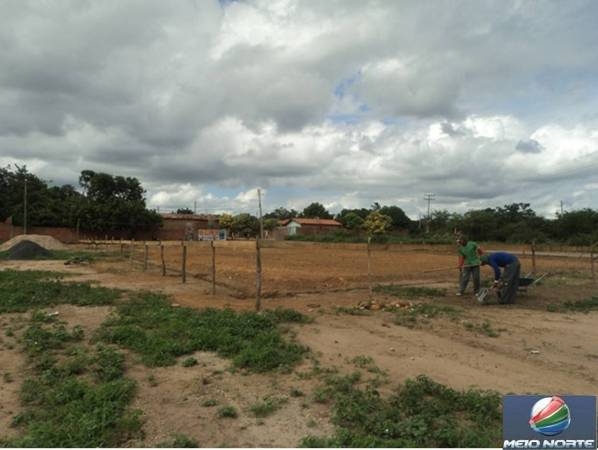Quadra escolar coberta com vestuário está sendo construída no Bairro Vale Verde - Imagem 1