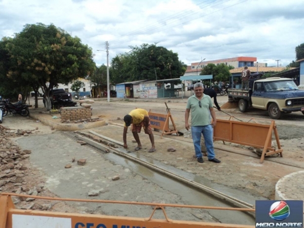 Secretaria de Obras trabalha na ampliação e reforma de diversas sarjetas no centro da cidade - Imagem 3