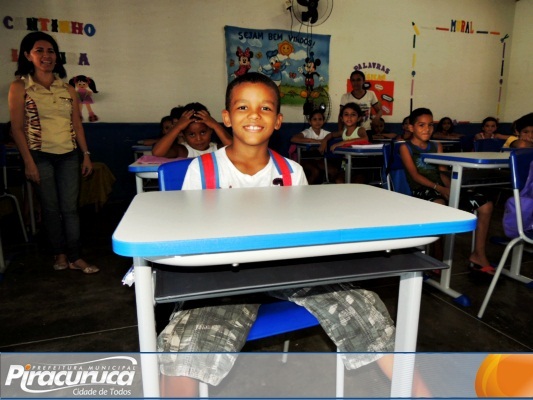 SEDUC libera 200 carteiras para unidades escolares do município de Piracuruca