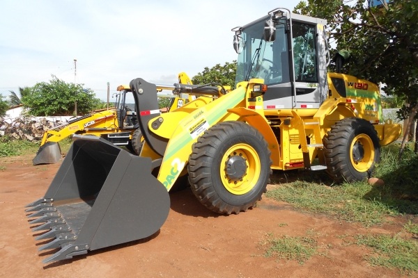 A Prefeita de Currais Claudia Lobo Recebe Mais uma Maquina  pá carregadeira para currais - Imagem 2