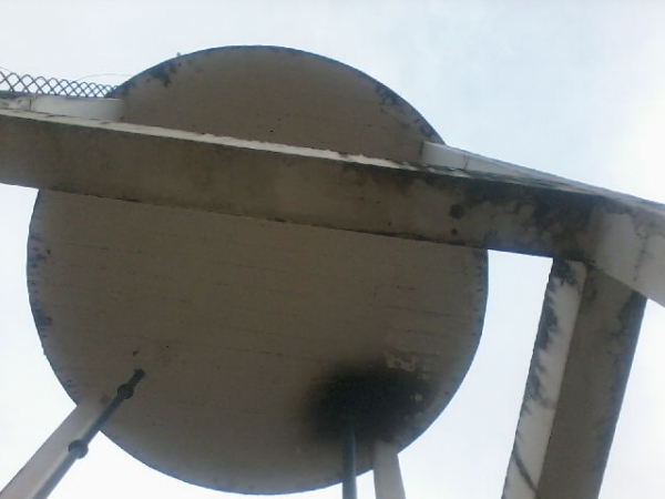 Moradores da Rua Floriano Peixoto se preocupam com estado de conservação da caixa dágua da Agespisa  - Imagem 1