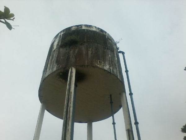 Moradores da Rua Floriano Peixoto se preocupam com estado de conservação da caixa dágua da Agespisa  - Imagem 3