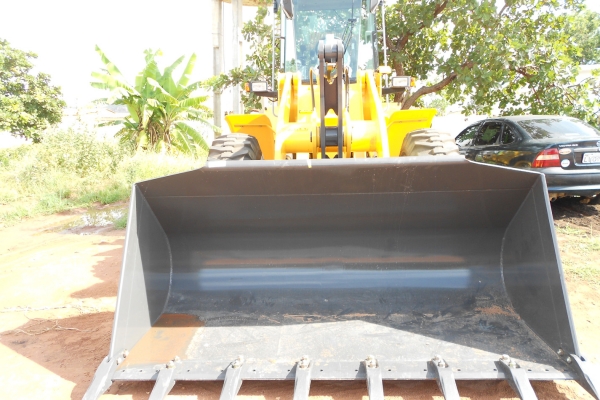 A Prefeita de Currais Claudia Lobo Recebe Mais uma Maquina  pá carregadeira para currais - Imagem 1