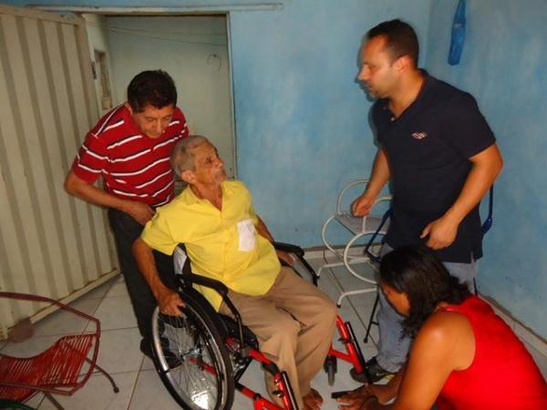 Prefeito Dr.Zé Maria faz entrega de Cadeiras de Rodas  - Imagem 16