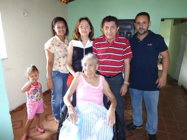 Prefeito Dr.Zé Maria faz entrega de Cadeiras de Rodas  - Imagem 27