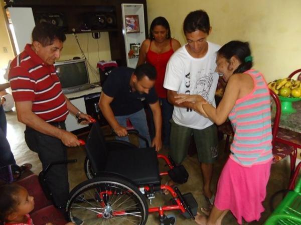 Prefeito Dr.Zé Maria faz entrega de Cadeiras de Rodas  - Imagem 10