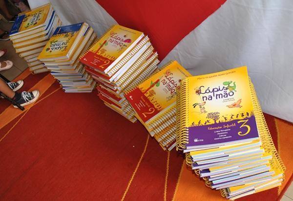 Rubens Vieira entrega livros didáticos para alunos da Educação Infantil - Imagem 1