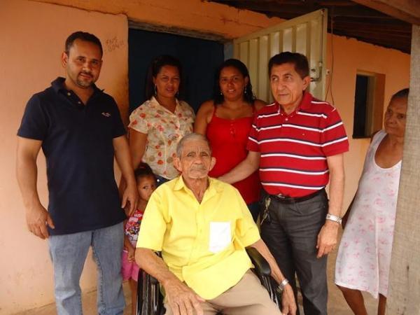 Prefeito Dr.Zé Maria faz entrega de Cadeiras de Rodas  - Imagem 13