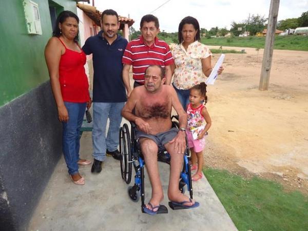 Prefeito Dr.Zé Maria faz entrega de Cadeiras de Rodas  - Imagem 4