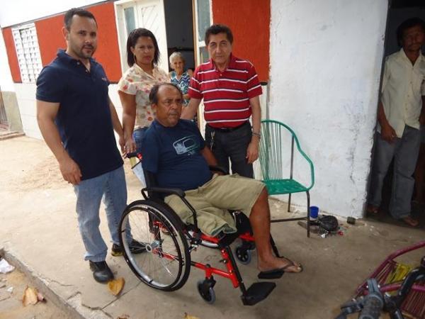 Prefeito Dr.Zé Maria faz entrega de Cadeiras de Rodas  - Imagem 30