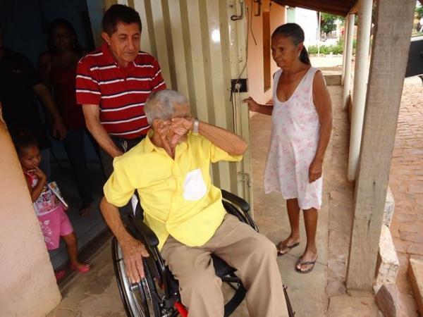 Prefeito Dr.Zé Maria faz entrega de Cadeiras de Rodas  - Imagem 14