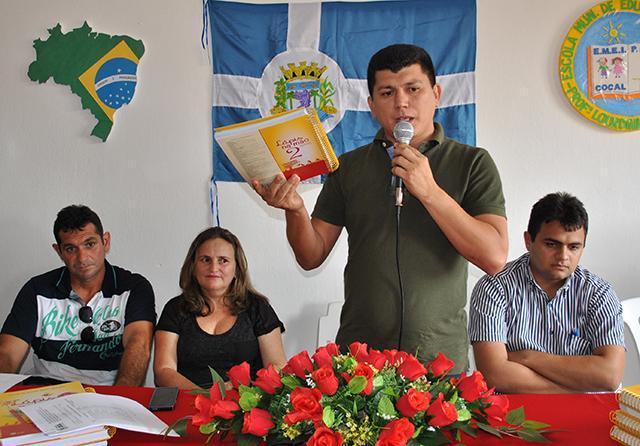 Rubens Vieira entrega livros didáticos para alunos da Educação Infantil
