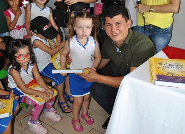 Rubens Vieira entrega livros didáticos para alunos da Educação Infantil - Imagem 6