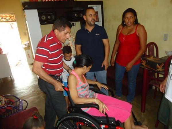 Prefeito Dr.Zé Maria faz entrega de Cadeiras de Rodas  - Imagem 8