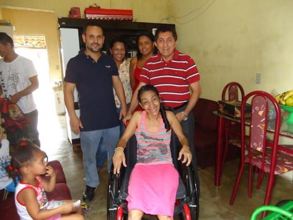 Prefeito Dr.Zé Maria faz entrega de Cadeiras de Rodas  - Imagem 6