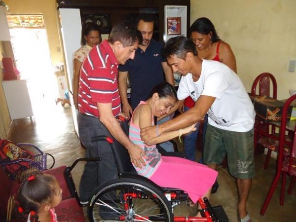 Prefeito Dr.Zé Maria faz entrega de Cadeiras de Rodas  - Imagem 9
