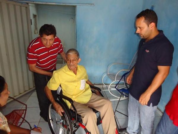 Prefeito Dr.Zé Maria faz entrega de Cadeiras de Rodas  - Imagem 15