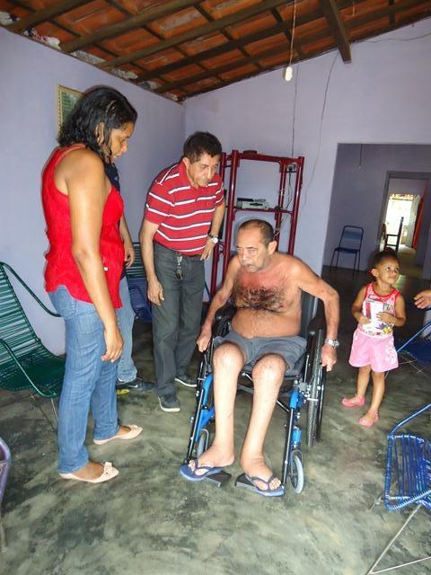 Prefeito Dr.Zé Maria faz entrega de Cadeiras de Rodas  - Imagem 2