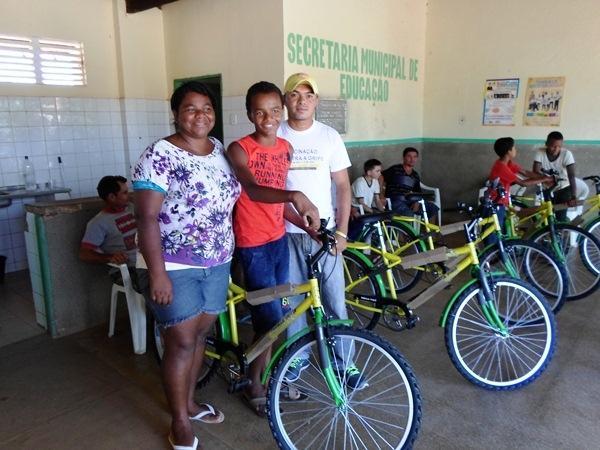 Prefeito Nonato Barbosa participa da entrega das bicicletas do Programa Pedala Piauí. - Imagem 6