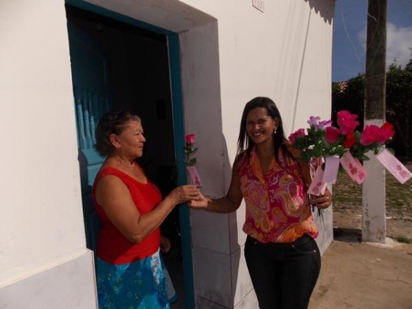 Secretária percorre ruas da cidade e distribui rosas alusivas ao dia da mulher - Imagem 1
