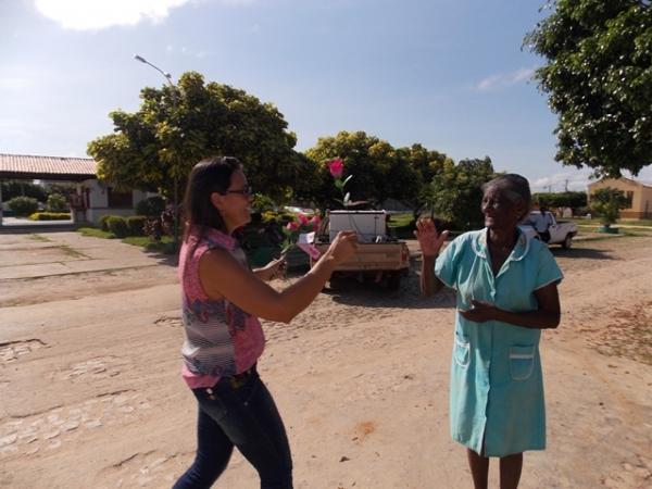 Secretária percorre ruas da cidade e distribui rosas alusivas ao dia da mulher - Imagem 6