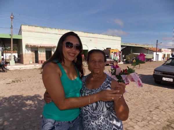 Secretária percorre ruas da cidade e distribui rosas alusivas ao dia da mulher - Imagem 5