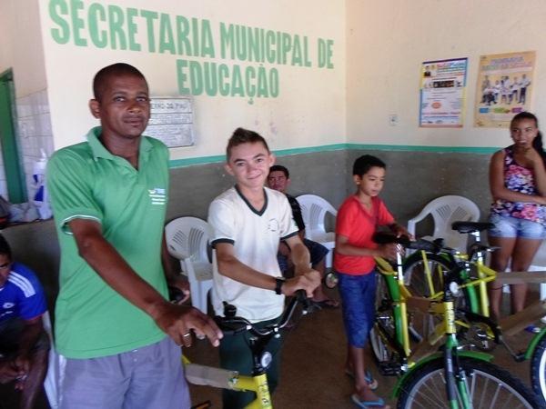 Prefeito Nonato Barbosa participa da entrega das bicicletas do Programa Pedala Piauí. - Imagem 2