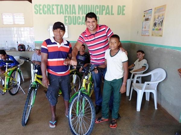 Prefeito Nonato Barbosa participa da entrega das bicicletas do Programa Pedala Piauí. - Imagem 3