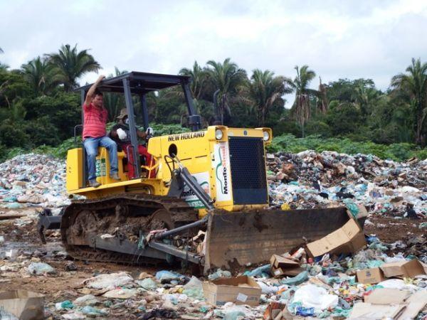 Prefeitura melhora acesso no aterro sanitário de Esperantina 