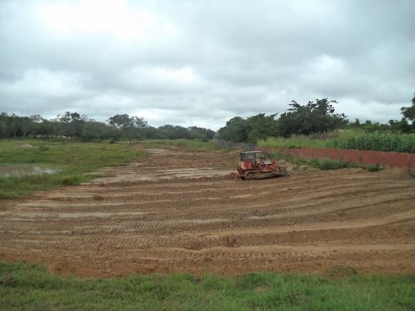 Prefeito Reginaldo manda limpar açude e constrói rua, Buriti do Castelo - Imagem 1