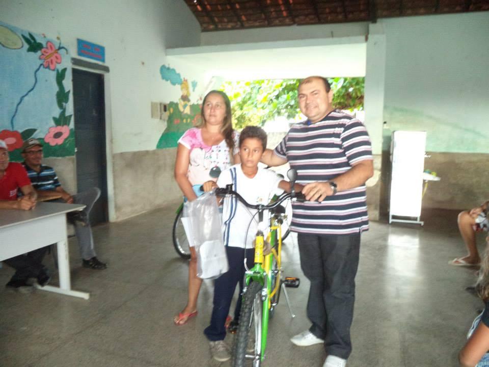 Estudantes de São Félix recebem bicicletas do “Pedala Piauí” das mãos do Prefeito Reginaldo