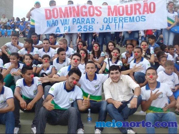 Alunos de Domingos Mourão fazem protesto durante evento no monumento aos heróis do Jenipapo. - Imagem 1