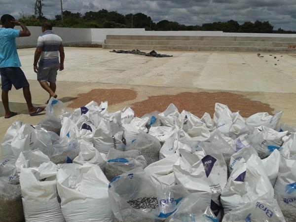 Prefeito e Secretario visitam obra da Quadra de Esporte no Baixão do Côco - Imagem 2