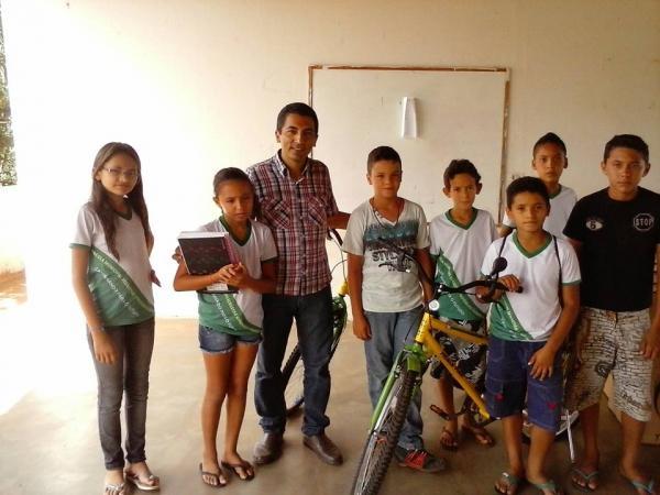 Secretaria de Educação entrega bicicletas aos alunos de localidades - Imagem 13