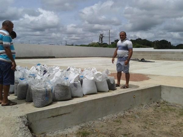 Prefeito e Secretario visitam obra da Quadra de Esporte no Baixão do Côco - Imagem 3